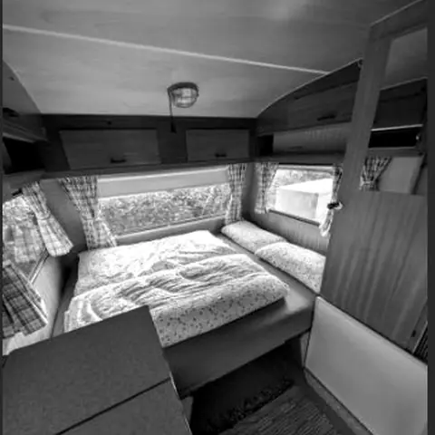 Dormitorio de caravana con ventana