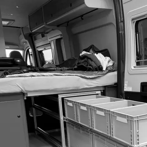 Furgoneta camper con cama y cajas
