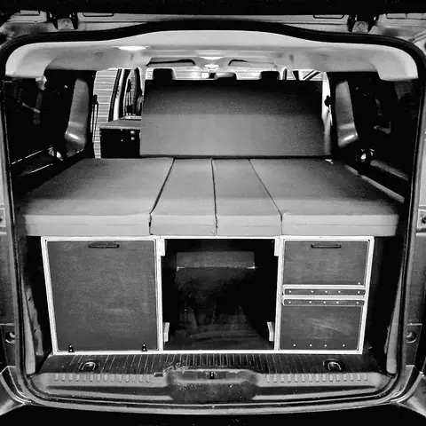 Furgoneta camper camperizada con muebles