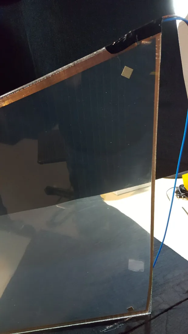 Thermal Frost: lámina calefactora transparente laminada entre dos cristales con su cable