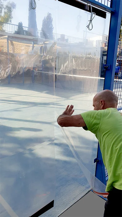 Instalando Calentadores en pista efecto Lamina antivaho para cristales Glass Game Pádel desconectado